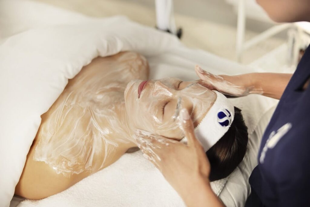 iS Clinical Behandelingen 1 iS Clinical behandeling vrouw